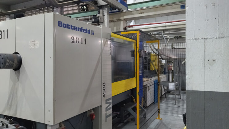 BATTENFELD TM 4500-2800 450t injection molding machine (2000) id10951