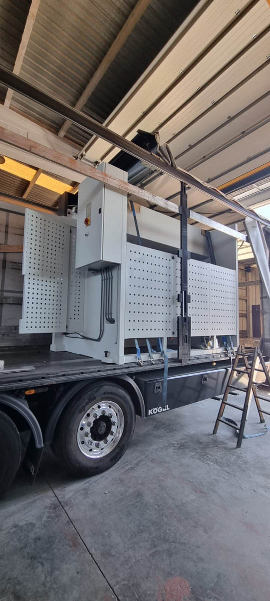 Detalle plegadora DURMA HAP 30200 - control CNC y zona de trabajo