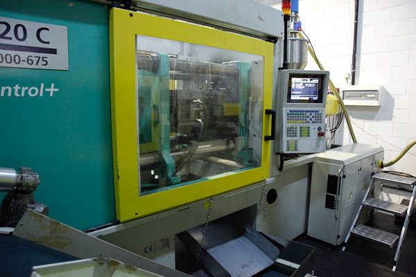 ARBURG 520C 2000-675 200t injection molding machine (2003) id4000