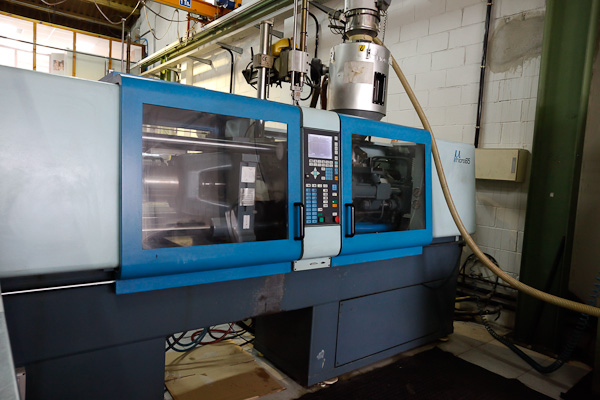 SANDRETTO MICRO 650 / 247 60t injection molding machine (1997) id3998
