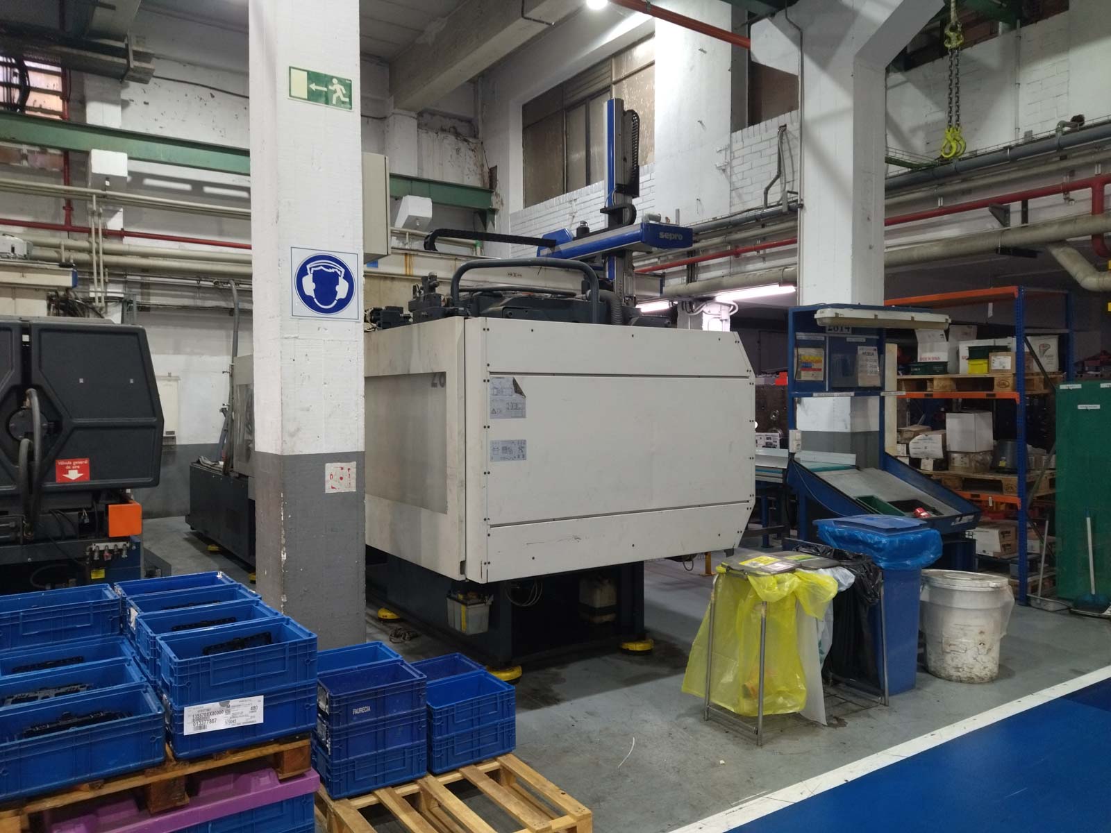 DEMAG ERGOTECH 420 / 810 - 2300 420t injection molding machine (2005 ...