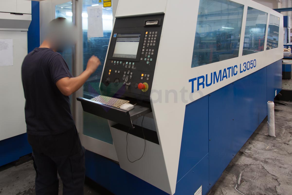 TRUMPF TRUMATIC L3050 Laser cutting machine (CO2) (2004) id10101