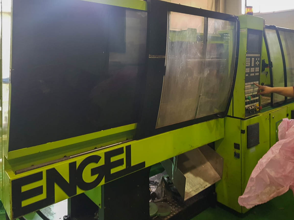 ENGEL VICTORY VC 330 / 80 TECH PRO 80t injection molding machine (2002) id10254