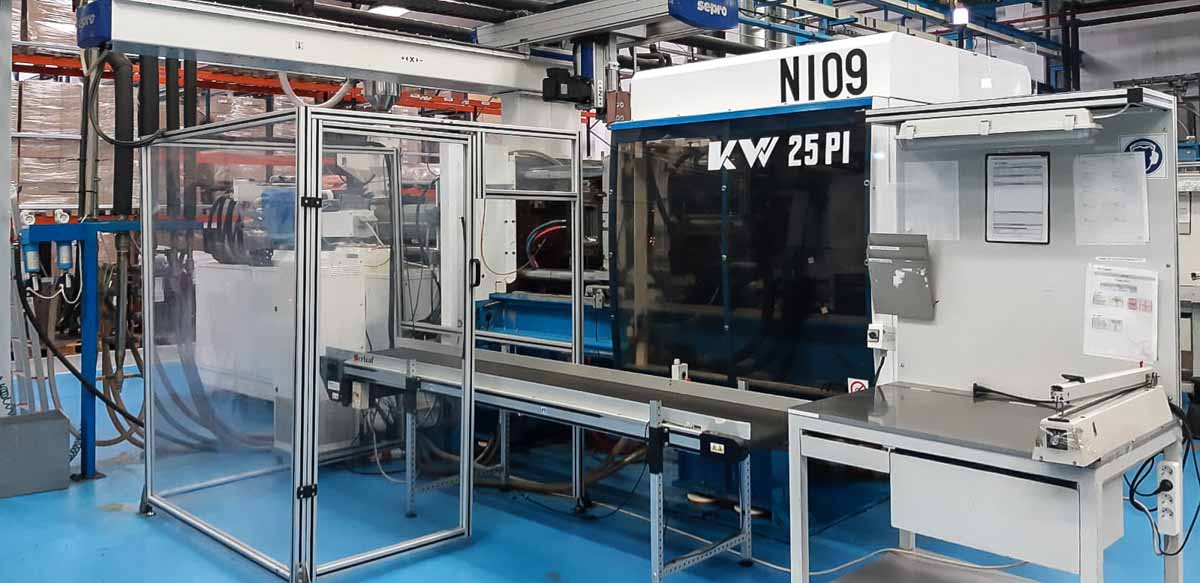 BMB KW 25 PI / 1300 250t injection molding machine (1999) id10224