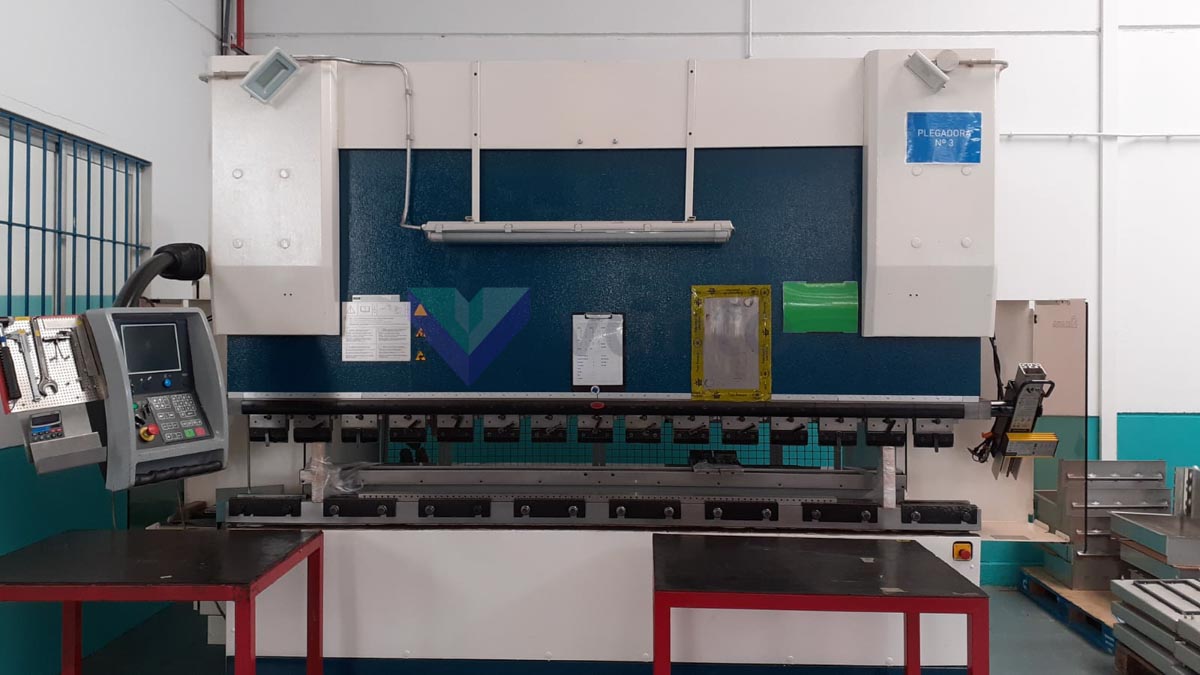 CNC abkant AMADA HFE 130-3 (2005) id10315