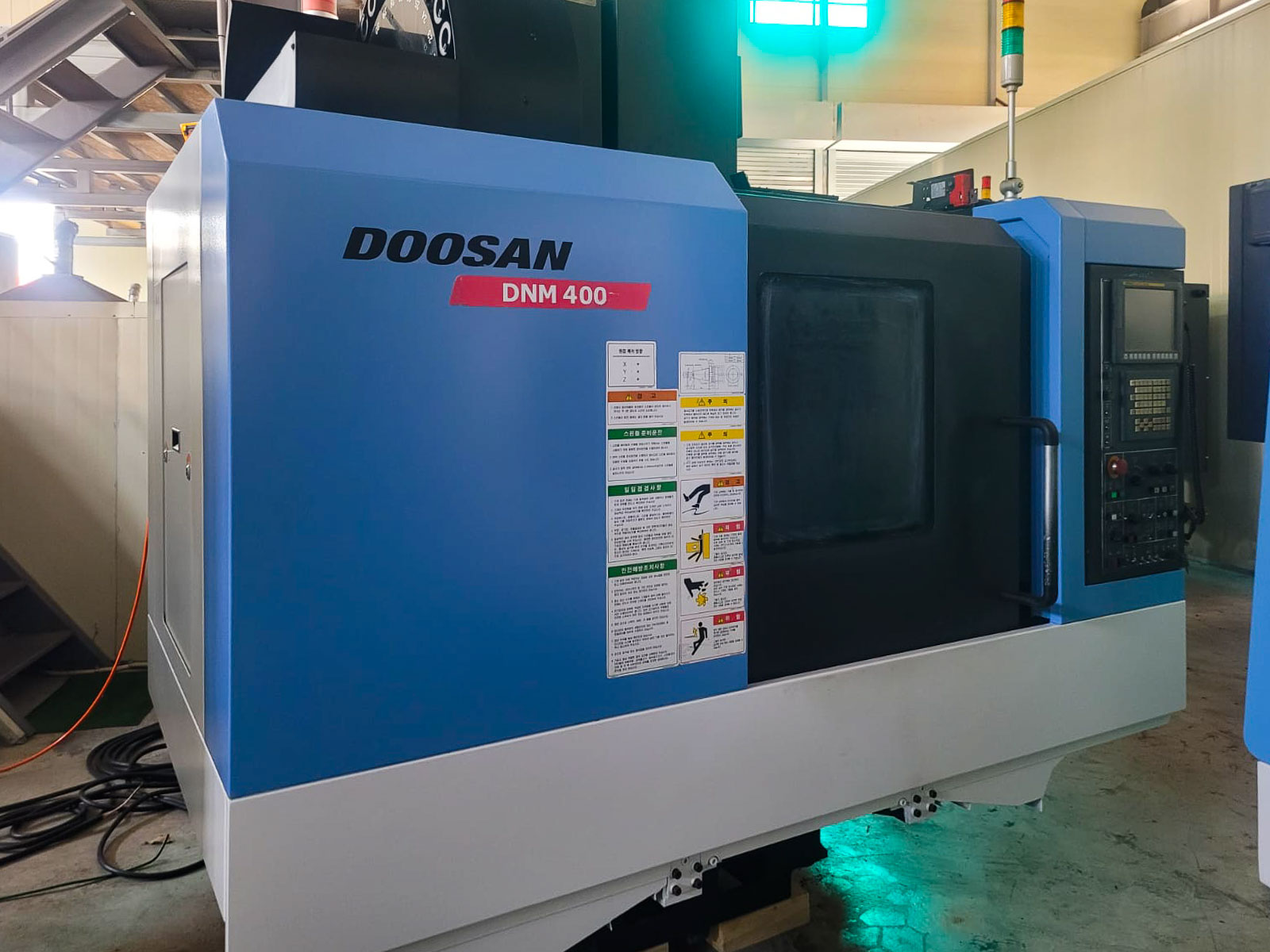 Centro di lavoro  DOOSAN DNM 400 (2012) id11034