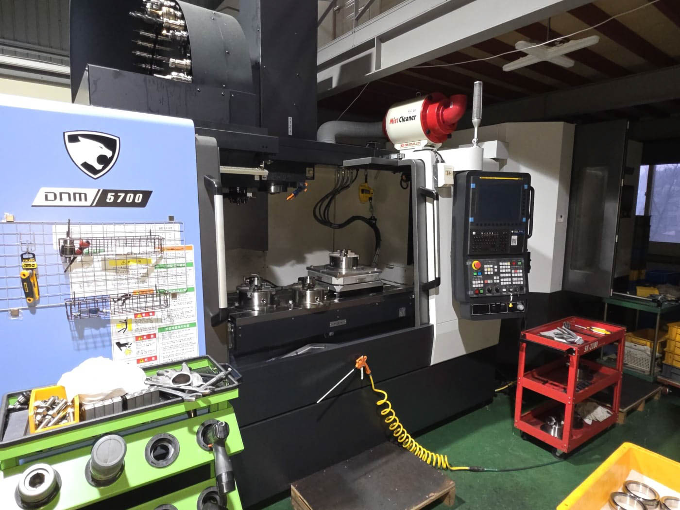 Centre d'usinage vertical  DOOSAN DN SOLUTIONS DNM 5700 (2023) id11345