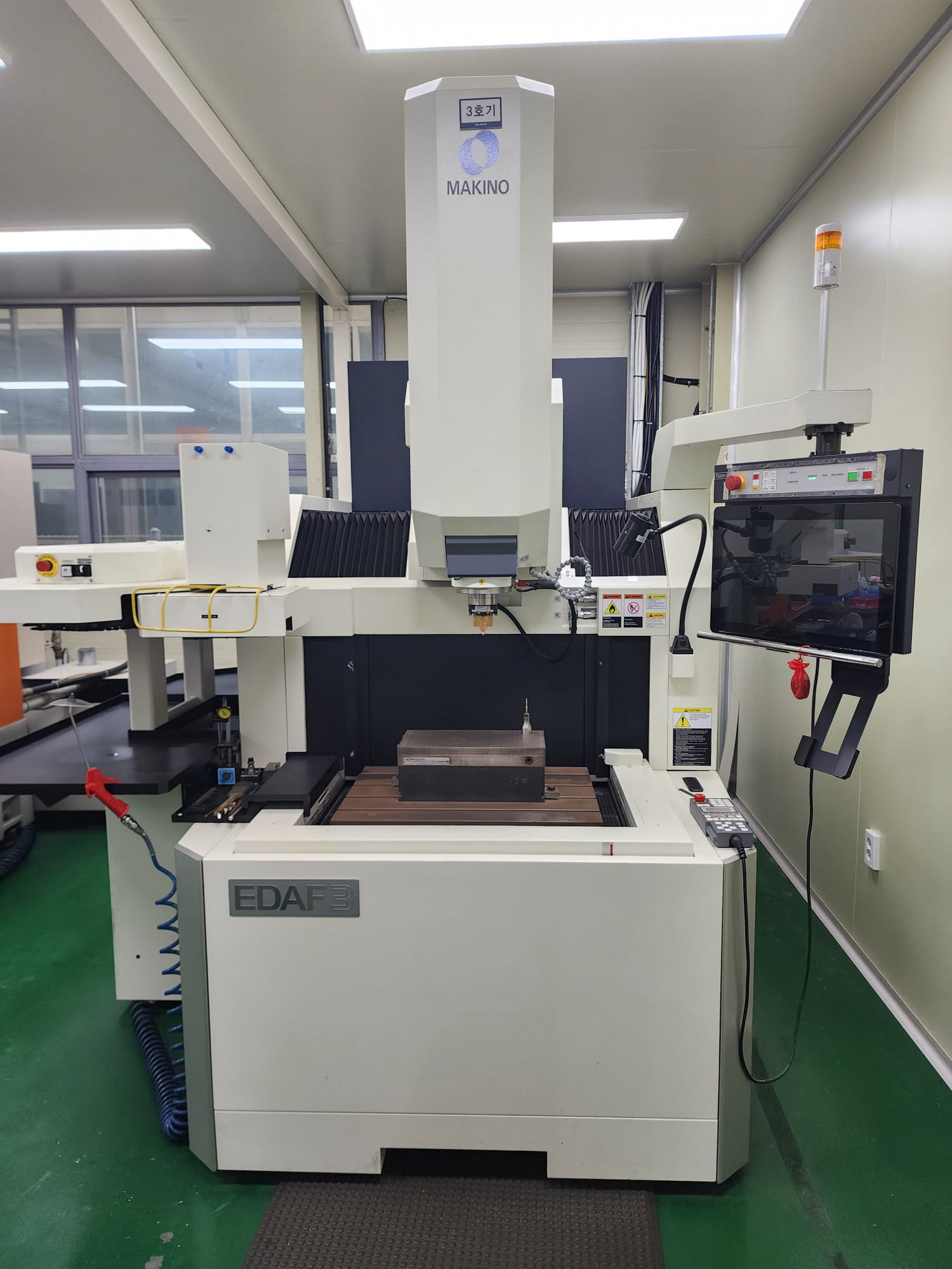 MAKINO EDAF3 Penetration EDM machine (2019) id11029