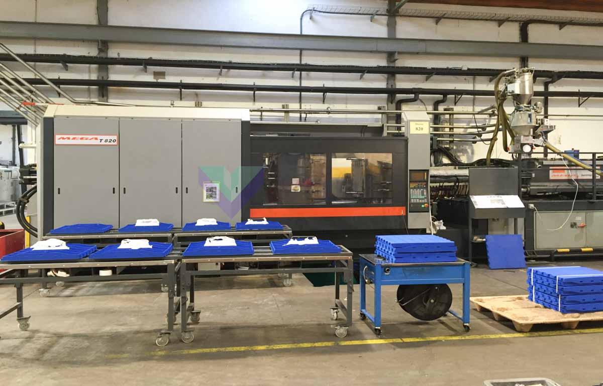 SANDRETTO MEGA T 820 820t injection molding machine (2001) id10464